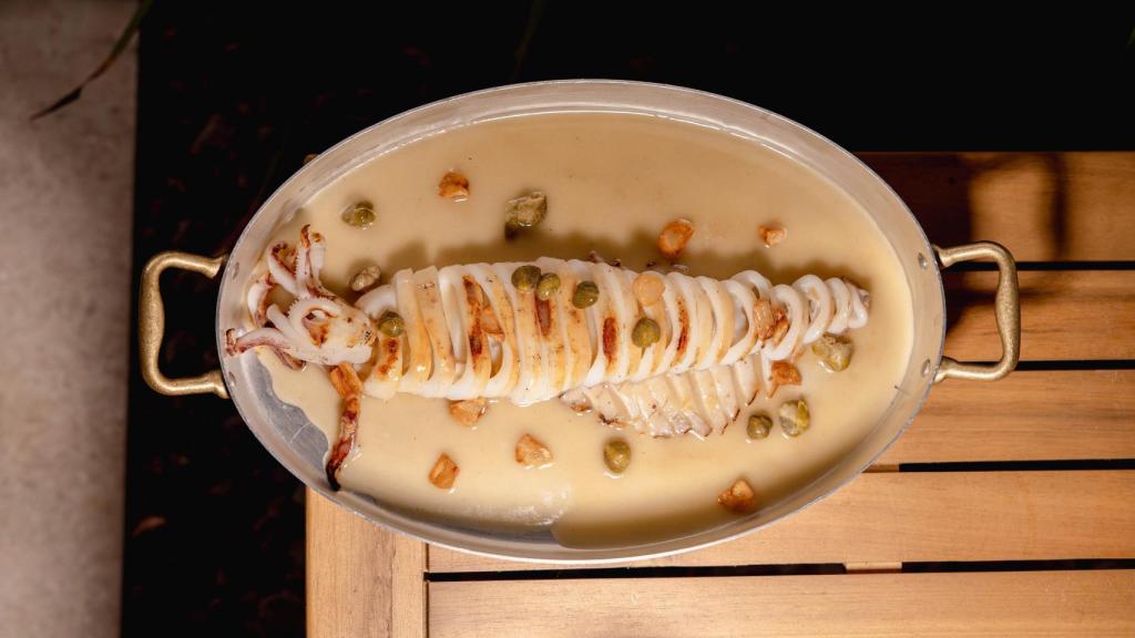 Calamar de anzuelo entero en parrilla con una salsa de mantequilla y ajito confitado.