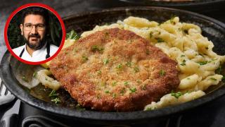 Una milanesa con pasta y el chef Dani García en un montaje.