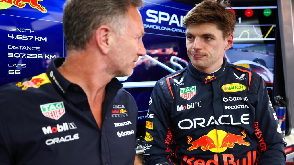 Christian Horner y Max Verstappen dialogan en el box de Red Bull durante el Gran Premio de España de F1 2025