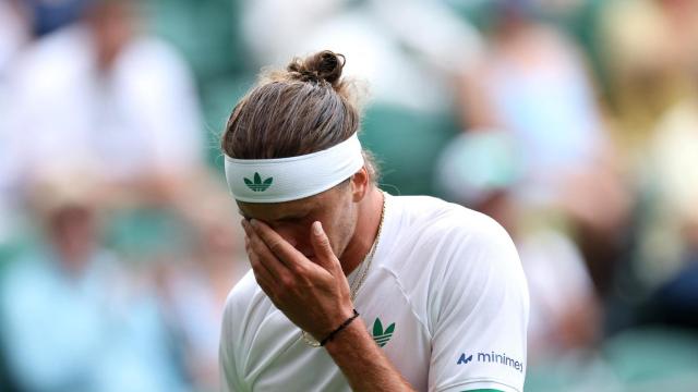 El tenista alemán Alexander Zverev reacciona durante su partido de primera ronda en Wimbledon contra el francés Arthur Rinderknech