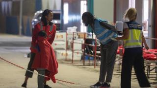 Un menor no acompañado, rescatado de una patera con 85 personas a bordo, en el puerto de Gran Tarajal (Fuerteventura).