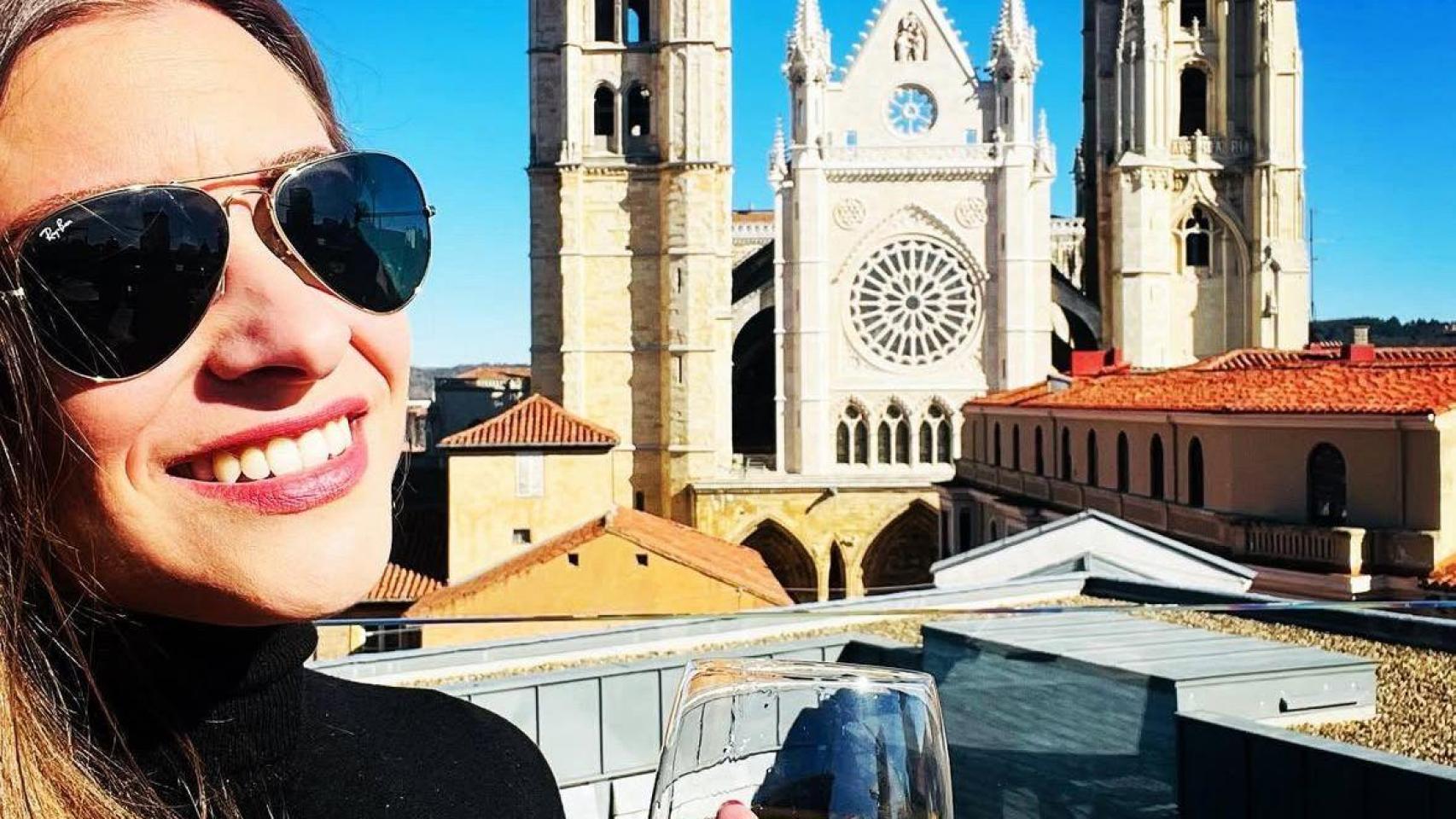 La nueva portavoz parlamentaria del PP, Ester Muñoz, ante ala catedral de León.