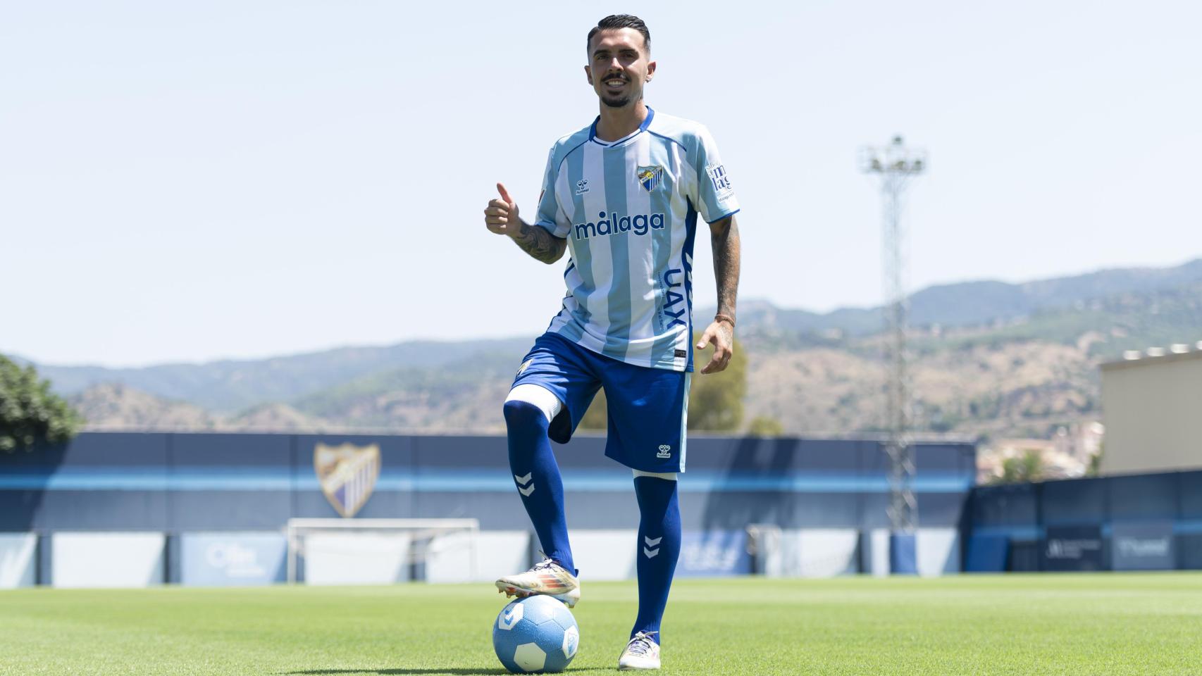Joaquín Muñoz ya luce de blanquiazul con la camiseta del Málaga CF