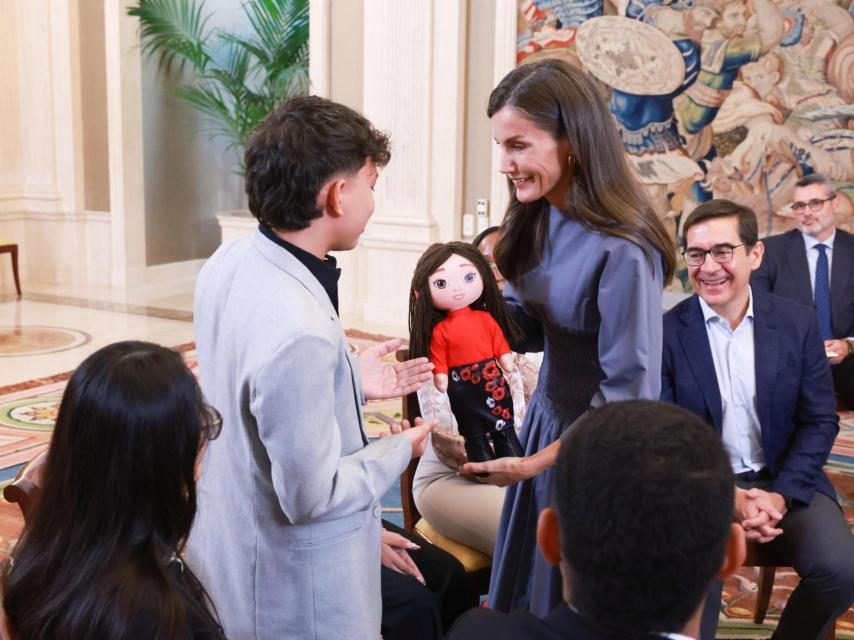 Letizia ha recibido una muñeca con su imagen.