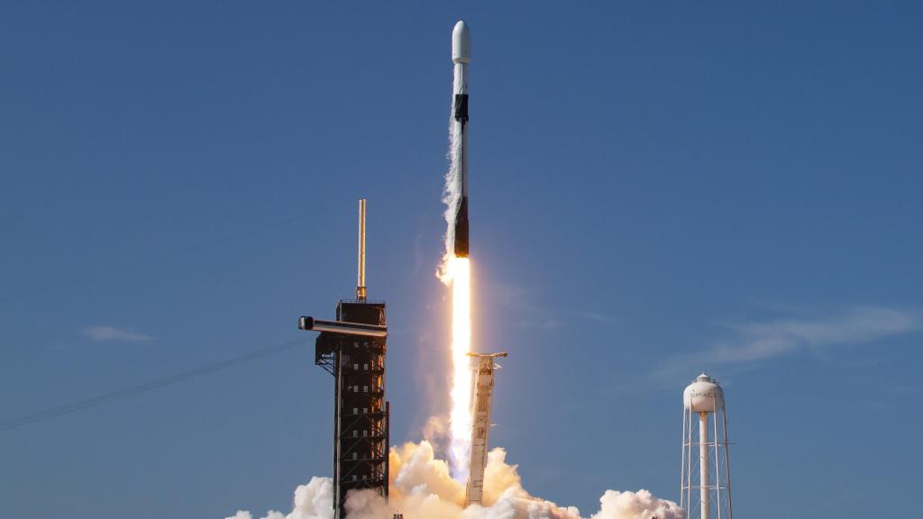Falcon ) despegando para la misión MTG-S1