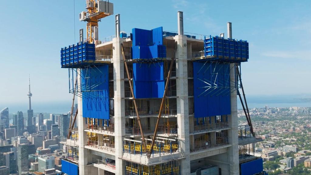 La cúspide del One Bloor West, a más de 300 metros de altura