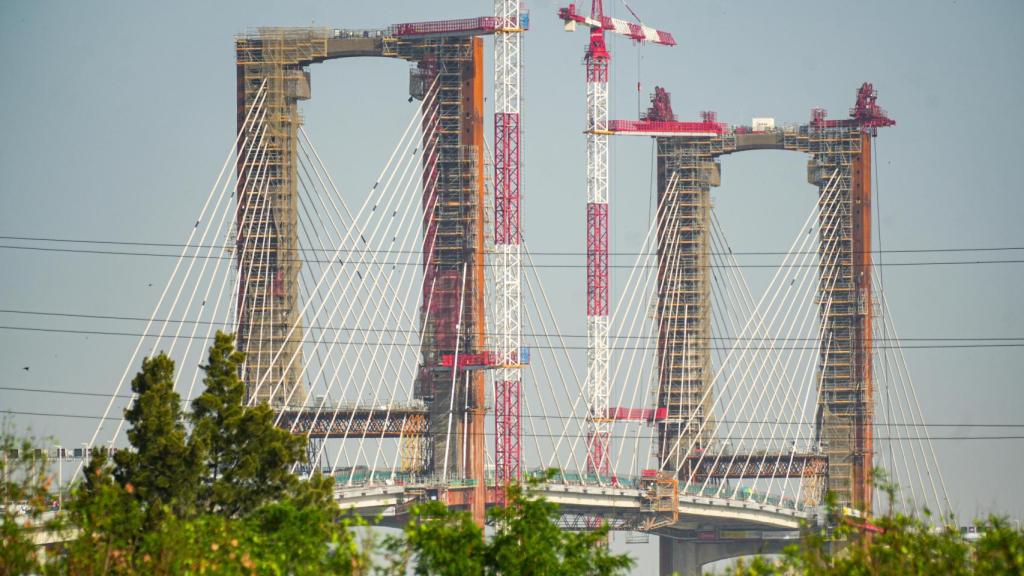 Obra del puente del Centenario en Sevilla.