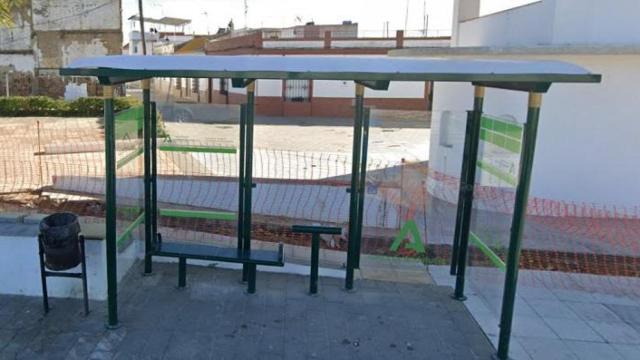 La parada de autobús donde se registraron los hechos.