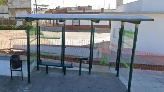 La parada de autobús donde se registraron los hechos.