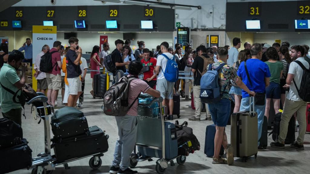 Imagen de archivo de colas en el aeropuerto de Sevilla.