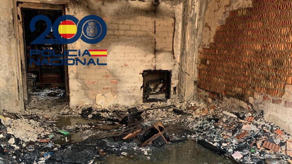 Así quedó la vivienda de calcinada después de que el detenido le prendiese fuego.