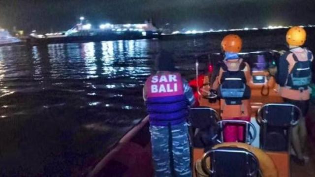 Equipos de rescate se dirigen a la zona en la que se ha hundido el ferry cerca de Bali.