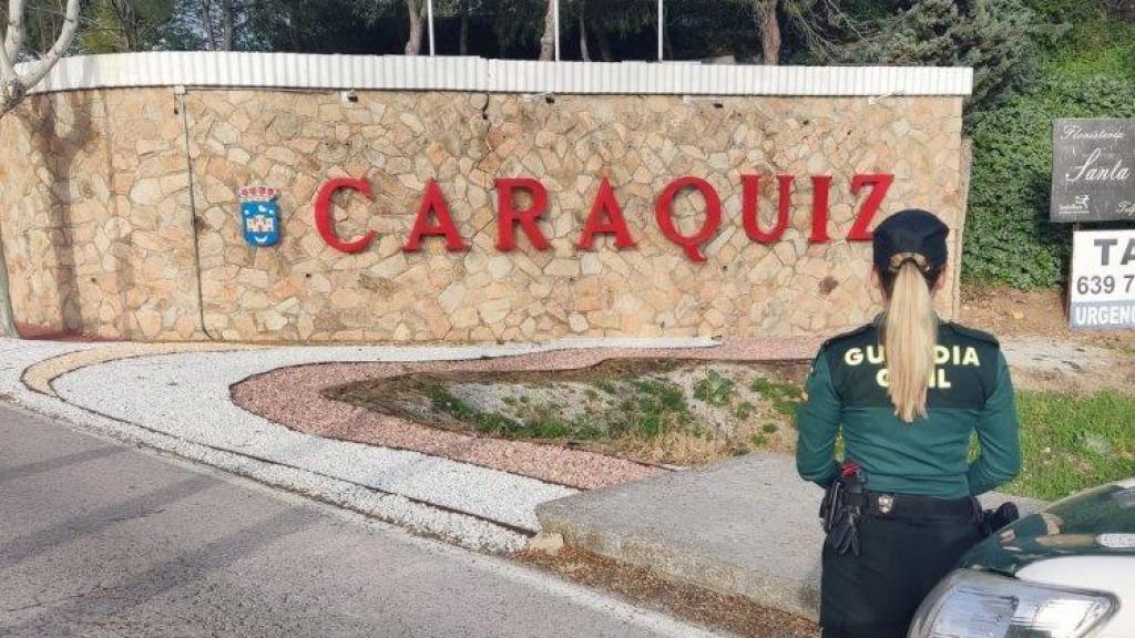 Una agente de la Guardia Civil a la entrada de la urbanización de Caraquiz