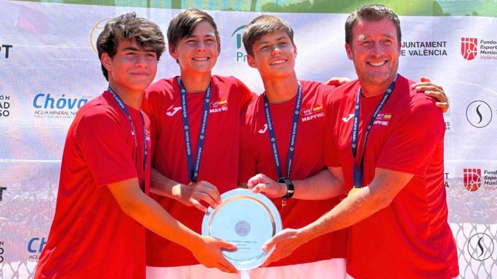 Jaime Alcaraz (tercero por la izquierda) posa con el trofeo de la Copa del Sol.
