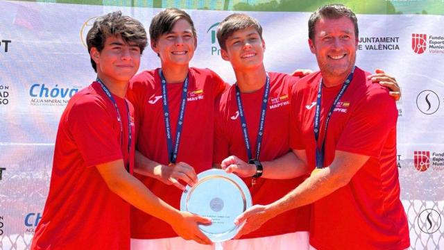 Jaime Alcaraz (tercero por la izquierda) posa con el trofeo de la Copa del Sol.