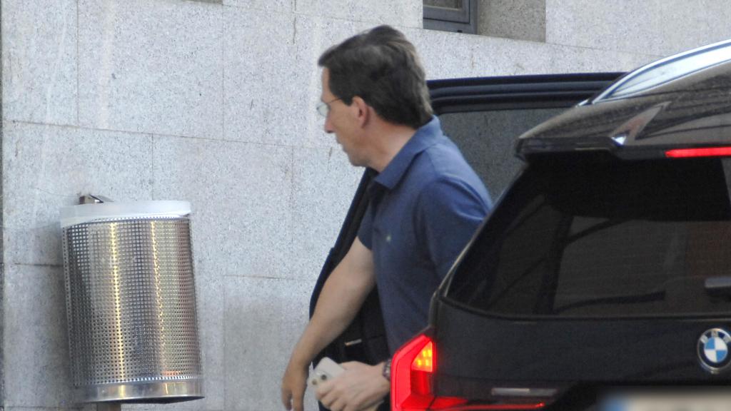 José Luis Martínez-Almeida llega al hospital donde su mujer, Teresa Urquijo, ha tenido al primer hijo en común de la pareja.