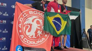 Imagen del bombero en el podium.