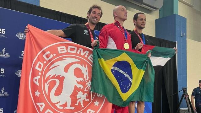 Imagen del bombero en el podium.