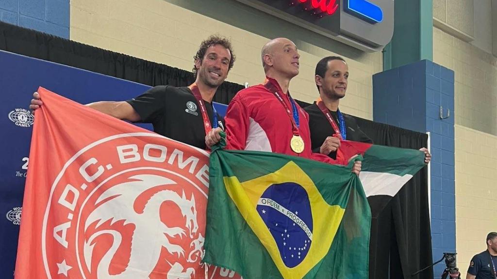 Imagen del bombero en el podium.