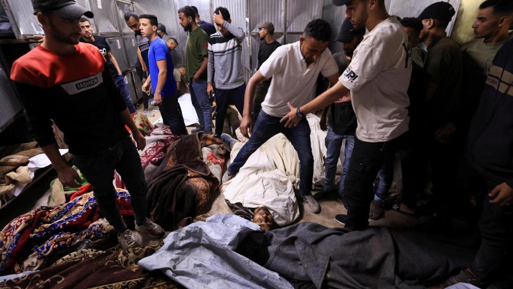 Imagen de varios de los fallecidos en el ataque de la escuela Mustafá Hafez de la ciudad de Gaza.