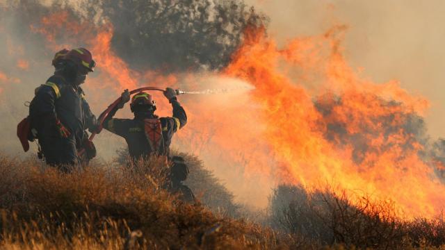 Los bomberos intentan sofocar el fuego declarado este martes en la región de Lasithi, en la isla griega de Creta.