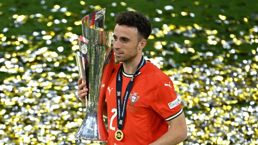 Diogo Jota posa con el trofeo de la Nations League.