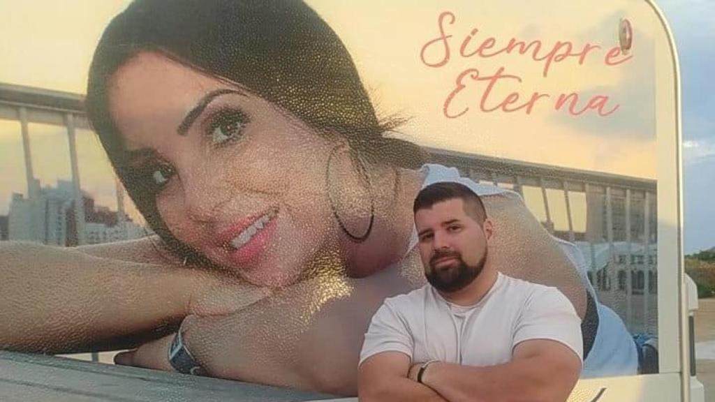 El agente de la Guardia Civil Rubén, posando con un cartel en memoria de su difunta hermana, Sara, fallecida tras una lipoescultura.ey Sara'