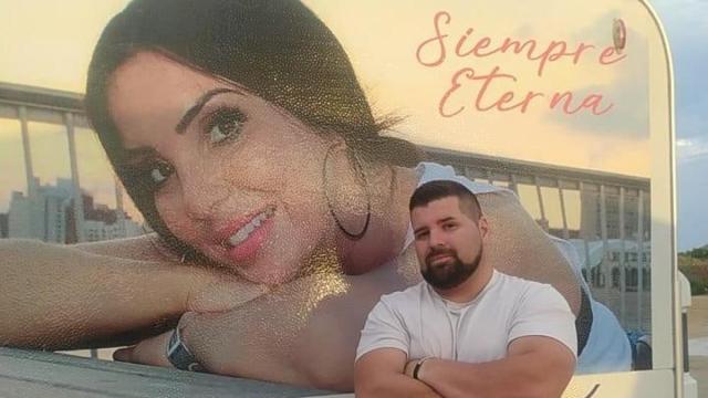 El agente de la Guardia Civil Rubén, posando con un cartel en memoria de su difunta hermana, Sara, fallecida tras una lipoescultura.ey Sara'