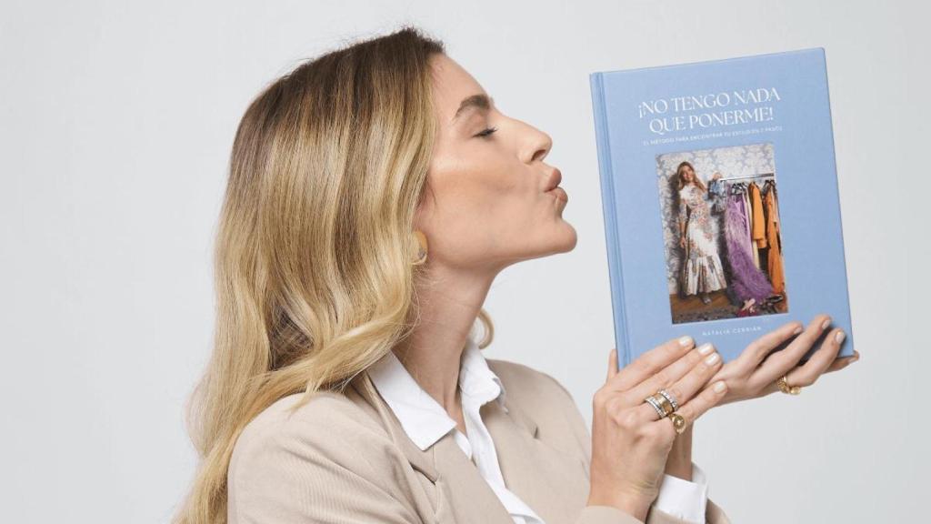 Nat Cebrián posando con su libro.