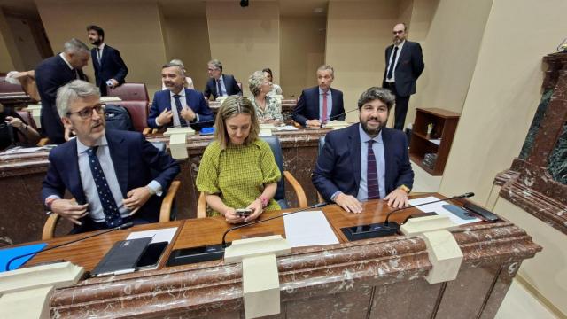 El presidente de la Región de Murcia, Fernando López Miras (d), la consejera de Política Social, Conchita Ruiz (c), y el consejero de Economía, Luis Alberto Marín (i), este jueves, en la Asamblea Regional.