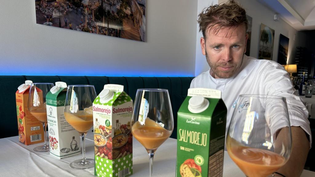 Jose Calleja a punto de probar el salmorejo de Aldi.