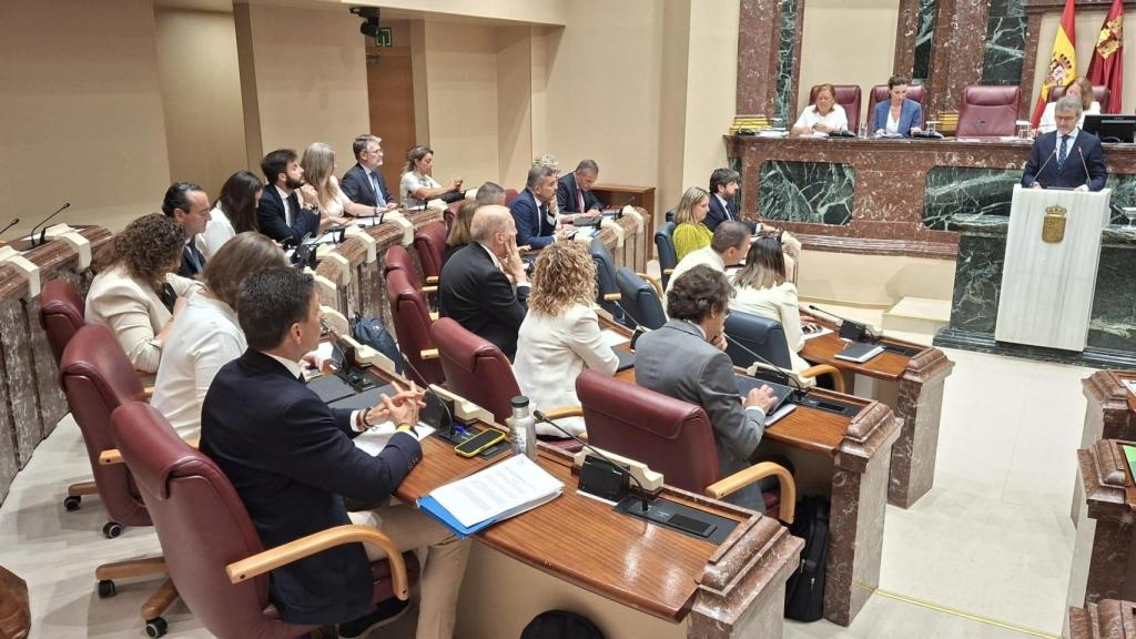El consejero Luis Alberto Marín expone desde el atril de la Asamblea Regional el proyecto de presupuestos autonómicos, antes de su votación.