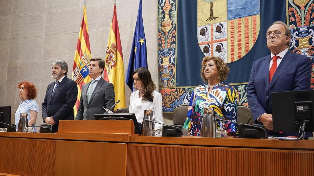 La presidenta de las Cortes,  Marta Fernández, junto al resto de la Mesa, en un Pleno