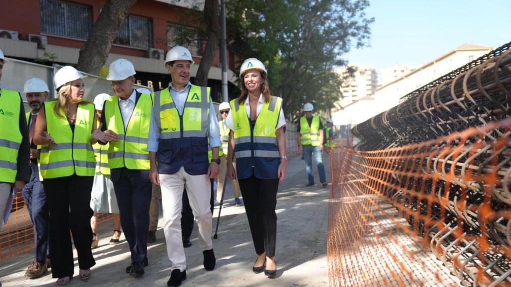 Imagen del alcalde de Málaga, Francisco de la Torre, y del presidente de la Junta de Andalucía, Juanma Moreno, visitando las obras del Metro.