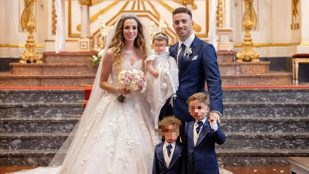 Diogo Jota y su familia el día de su boda.