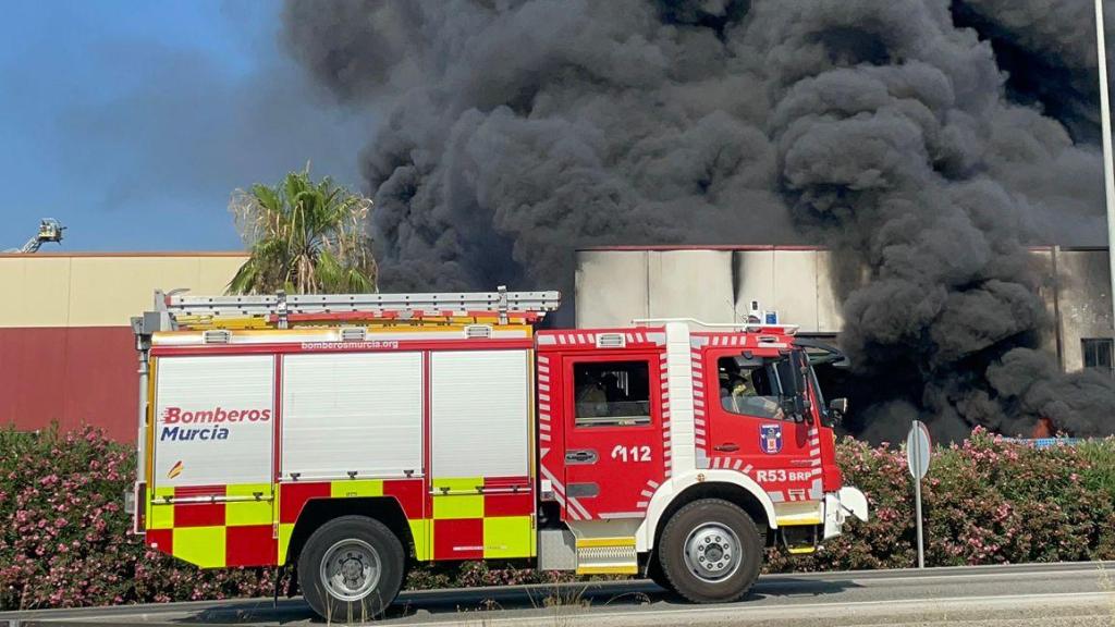Un camión de bomberos en el incendio de Fortuna, este jueves.