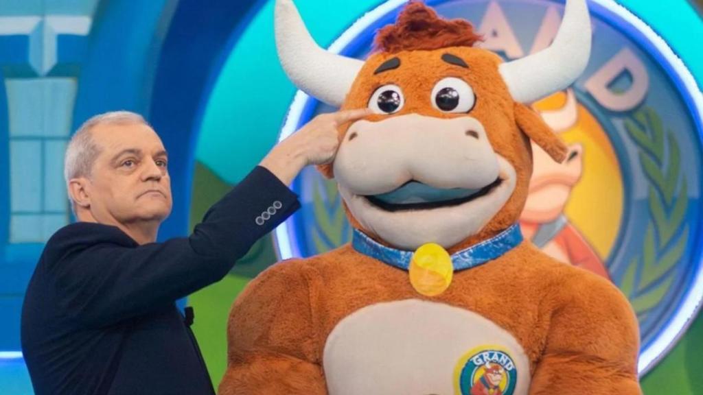 Ramón García y la vaquilla de 'El Grand Prix'.