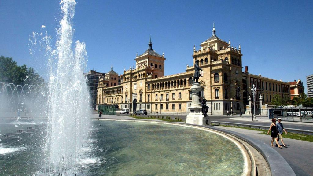 Plaza de José Zorrilla en Valladolid con el edificio de Caballería al fondo de la imagen