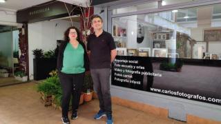 Marga Boga, de Madreselva, y Simón Jiménez, de Carlos Fotógrafos, ante sus locales en el pasadizo comercial de Torres y Sáez.