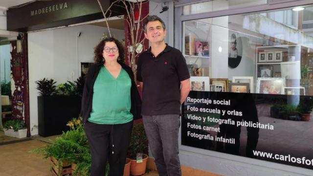 Marga Boga, de Madreselva, y Simón Jiménez, de Carlos Fotógrafos, ante sus locales en el pasadizo comercial de Torres y Sáez.