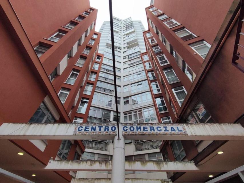 Acceso a las galerías comerciales por la calle Federico Tapia.