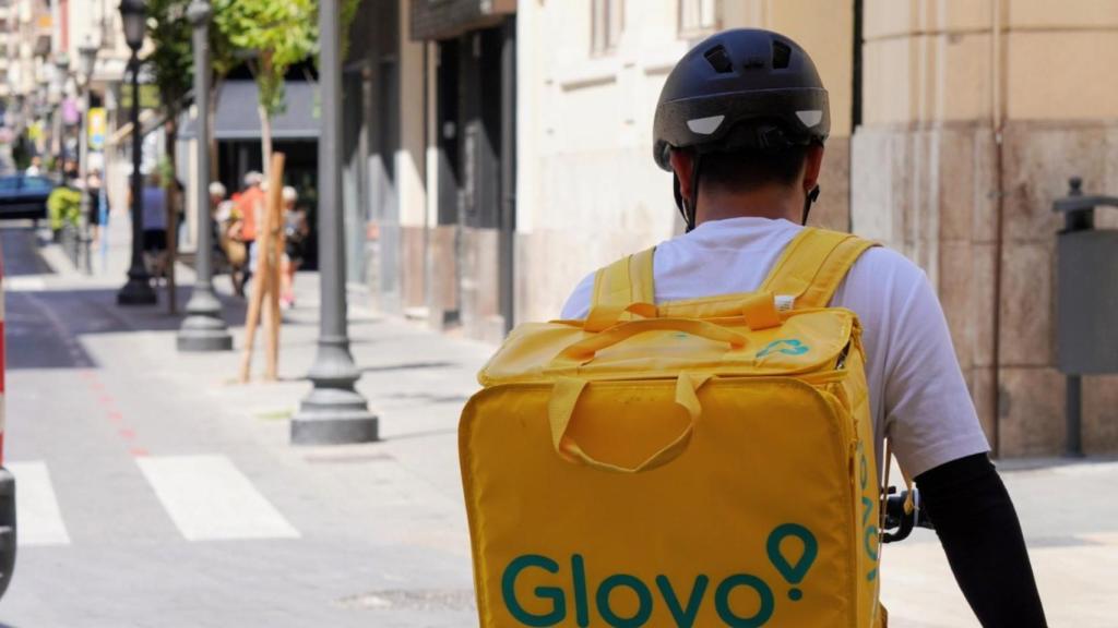 El repartidor Gabriel a la espera de su nuevo reparto.