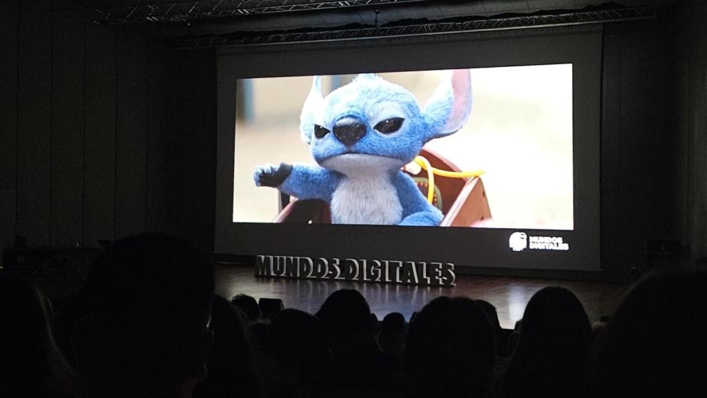 Stitch en la presentación de esta edición de Mundos Digitales.