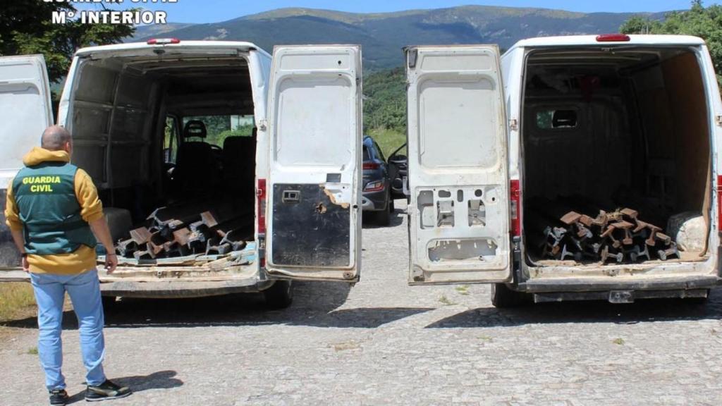 La Guardia Civil al recuperar las vías de tren robadas