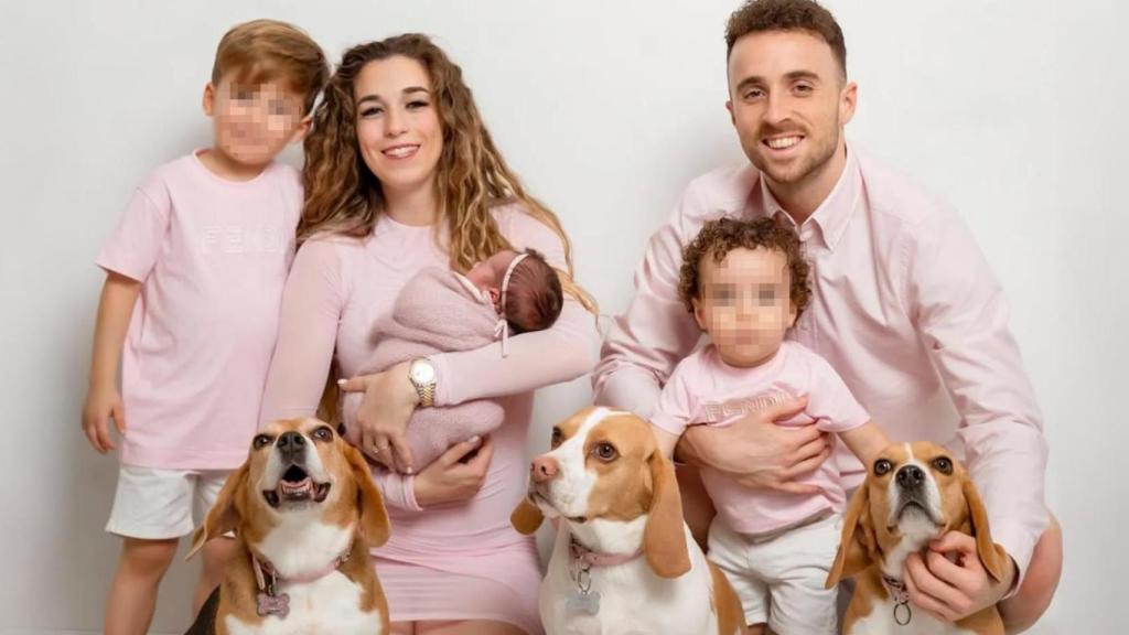 Diogo Jota, con su mujer, hijos y perros en un retrato familiar