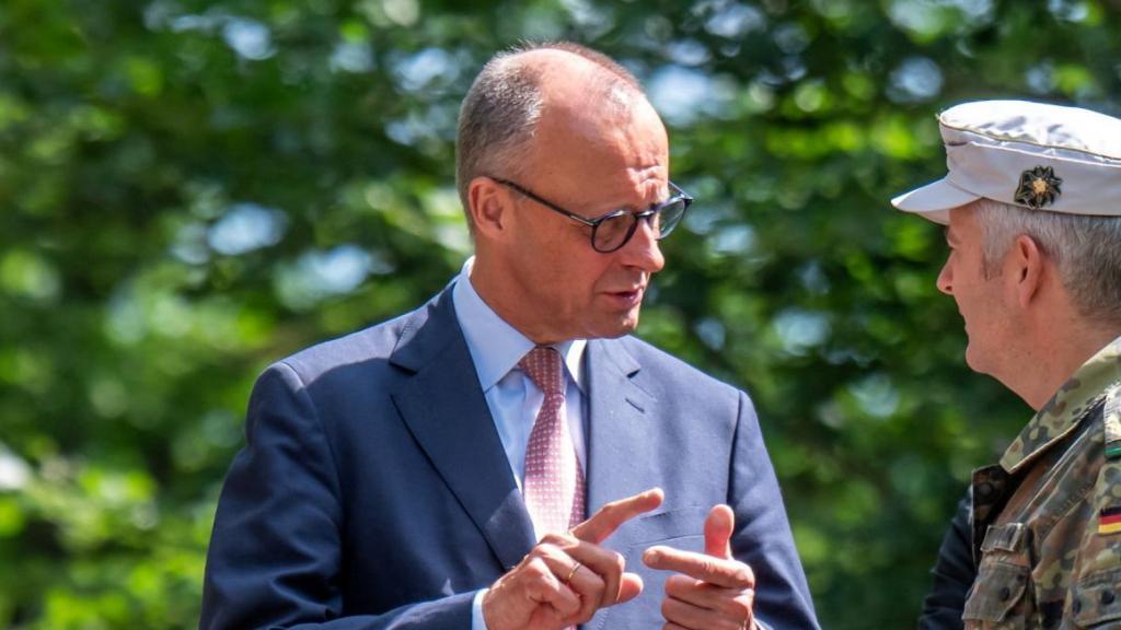 El canciller alemán, Friedrich Merz, habla con soldados en el llamado Bosque del Recuerdo tras su visita al Comando Operacional de las Fuerzas Armadas Alemanas (Bundeswehr) en Schwielowsee, cerca de Berlín, Alemania , el 28 de junio de 2025.