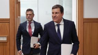 El director de Comunicación de la Junta, Julio López Revuelta, y el portavoz de la Junta, Carlos Fernández Carriedo, a su llegada a la rueda de prensa posterior al Consejo de Gobierno de este jueves