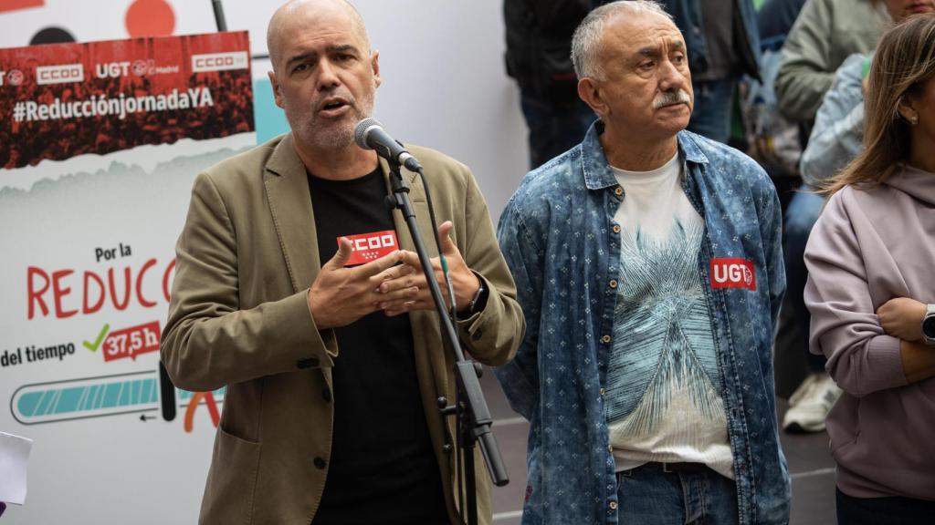 El secretario general de CCOO, Unai Sordo (i), y el secretario general de UGT, Pepe Álvarez (d).