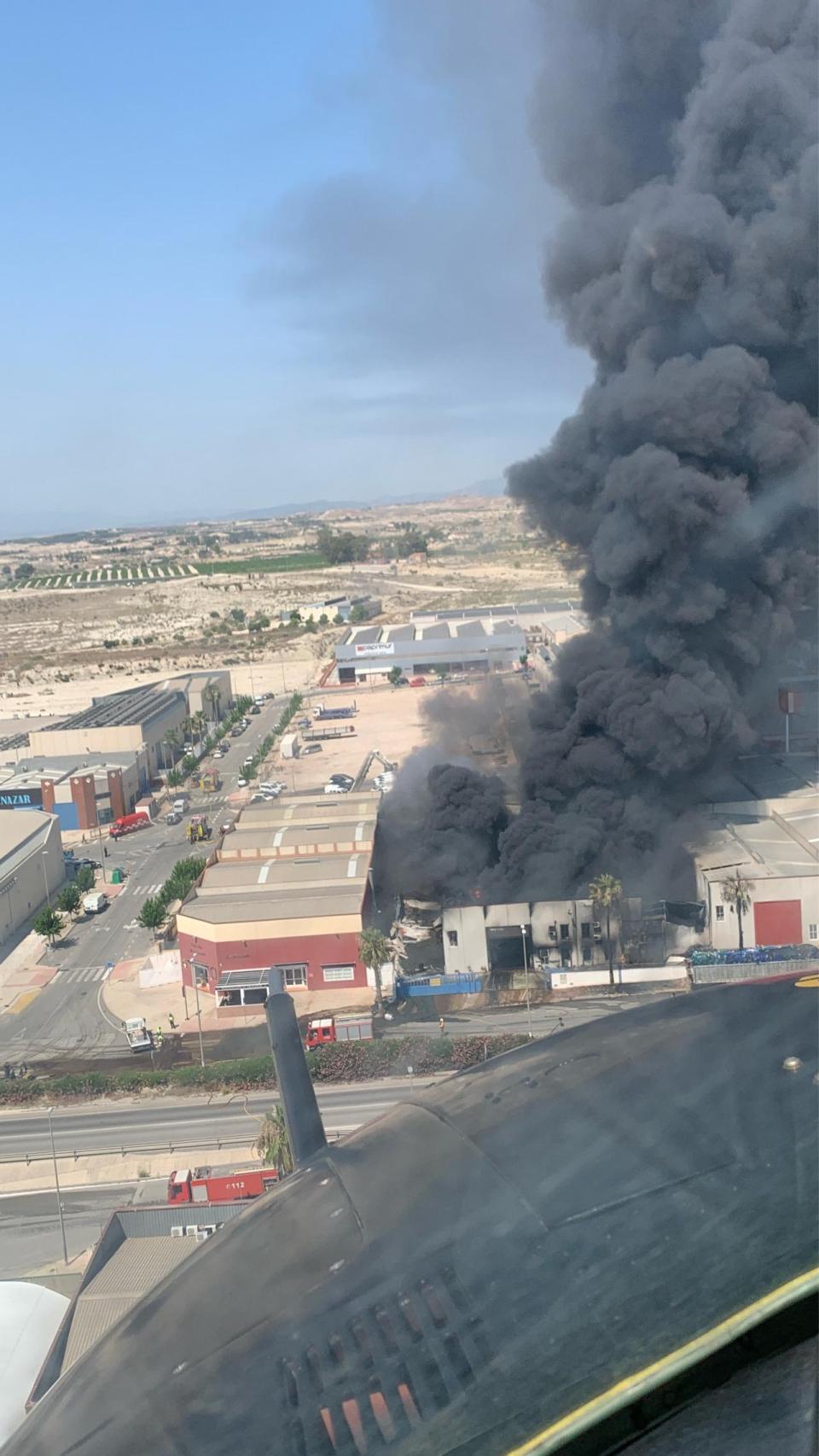 Una imagen del incendio tomada desde el M020, el helicóptero de la Dirección General de Seguridad Ciudadana que ha acudido en apoyo de los bomberos.