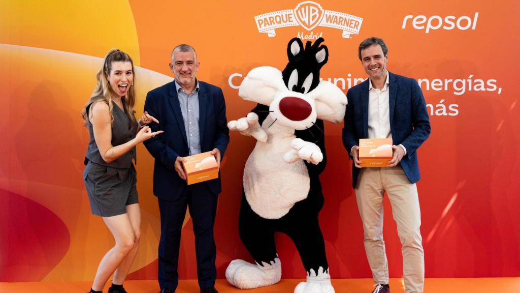De izq. a dcha.:,el Director General de Parque Warner y Director del Sur de Europa en Parques Reunidos, Diego Gracia, y el Director de Comunicación y Marca de Repsol, Marcos Fraga.